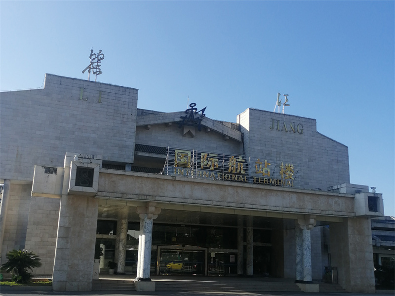 苍鹰展翅翻曙光 春风十里伴护航_298娱乐-最好的游戏大厅